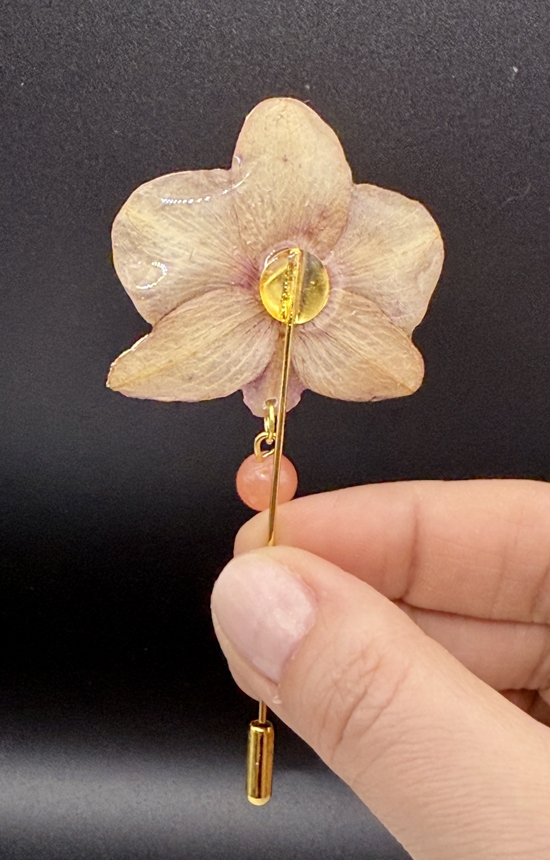 Broșă Elegantă cu Orhidee naturala � Bijuterie din Rășină - bijuterii - broșe - Artynos.ro