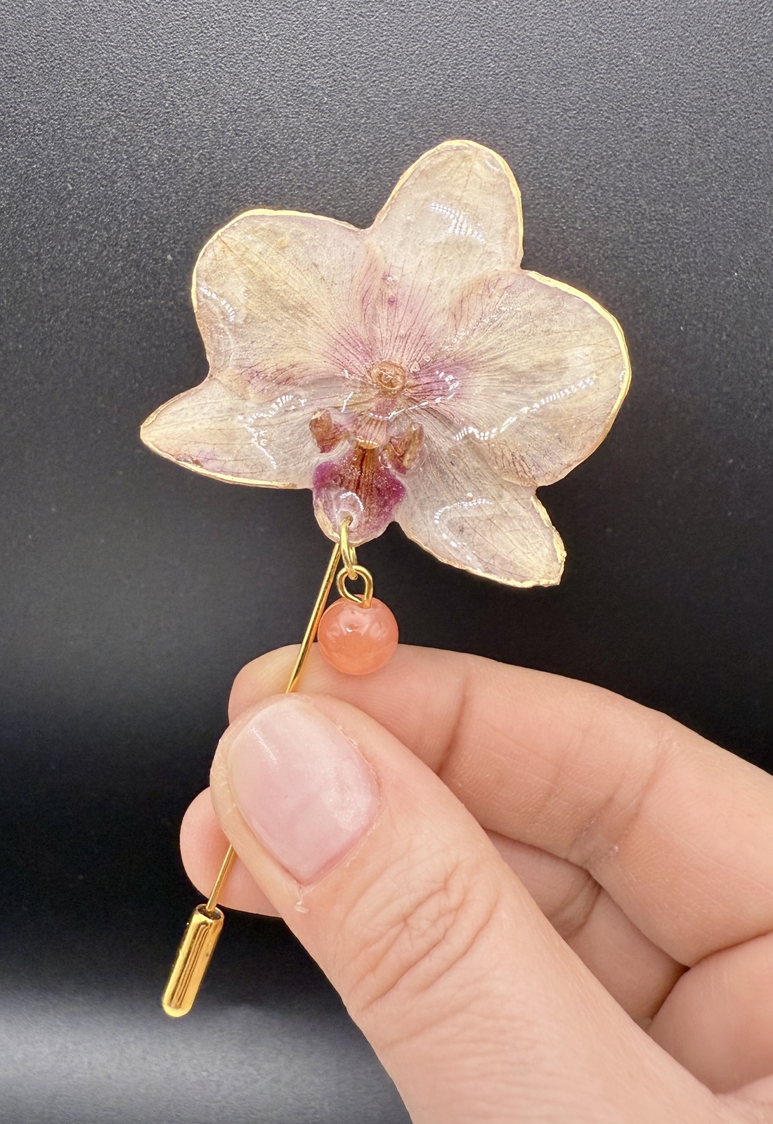 Broșă Elegantă cu Orhidee naturala � Bijuterie din Rășină - bijuterii - broșe - Artynos.ro