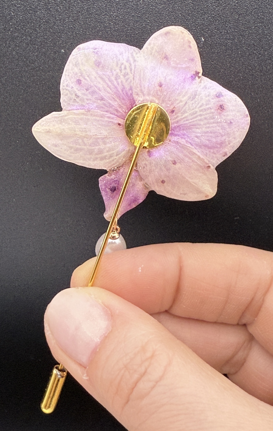 Broșă Handmade cu Orhidee Roz Naturală � Accesoriu Floral Unicat - bijuterii - broșe - Artynos.ro