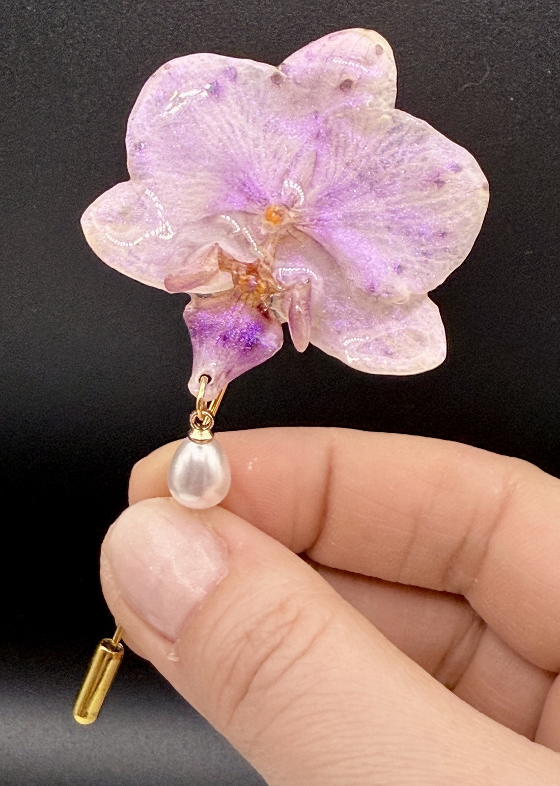 Broșă Handmade cu Orhidee Roz Naturală � Accesoriu Floral Unicat - bijuterii - broșe - Artynos.ro