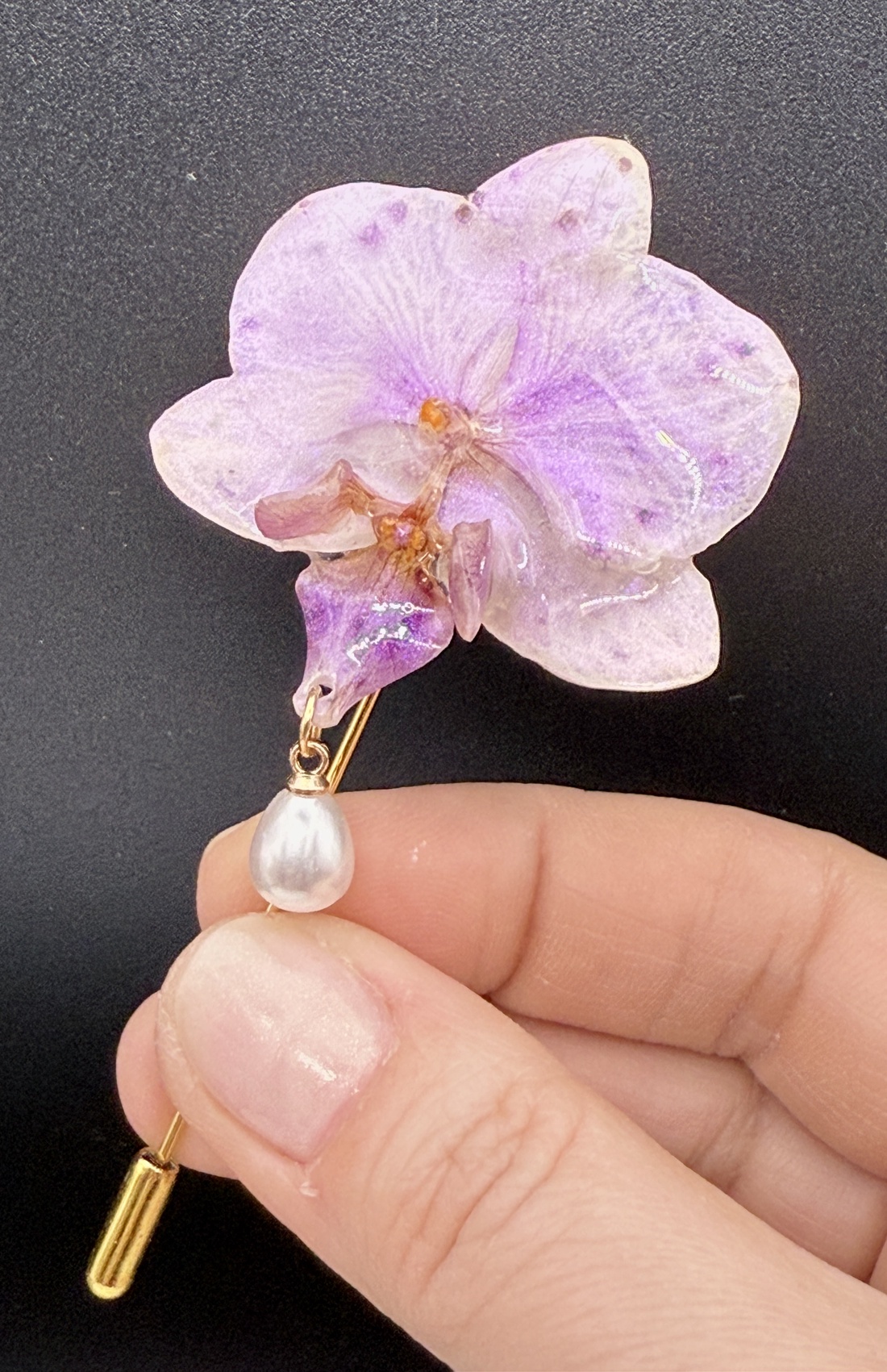 Broșă Handmade cu Orhidee Roz Naturală � Accesoriu Floral Unicat - bijuterii - broșe - Artynos.ro