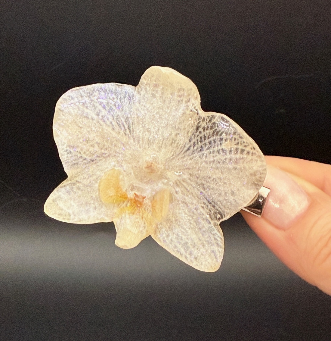 Agrafă de Păr cu Orhidee Naturală Albă � Accesoriu Elegant - îmbrăcăminte și modă - accesorii păr - bandă de păr și agrafe păr - Artynos.ro