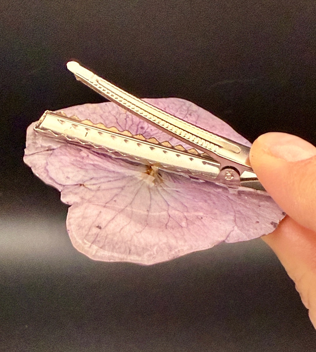 Agrafă de Păr cu Hortensie Naturală Mov � Accesoriu Floral Elegant - îmbrăcăminte și modă - accesorii păr - bandă de păr și agrafe păr - Artynos.ro