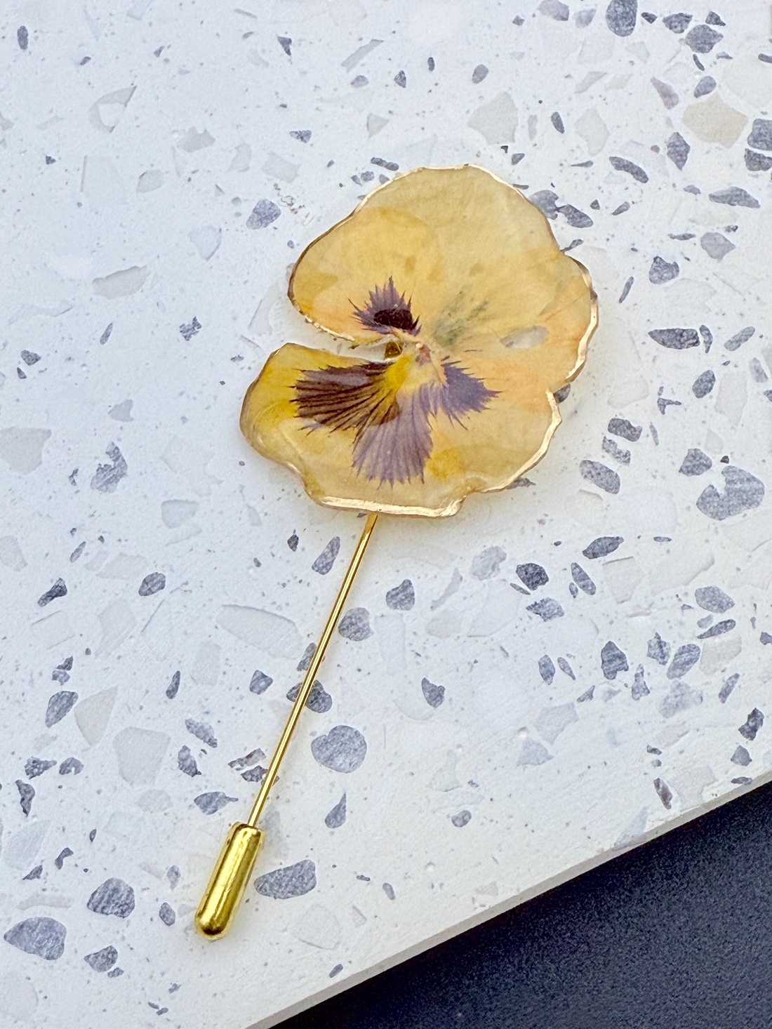  Broșă Panseluță Naturală � Accesoriu Floral de primavara  - bijuterii - broșe - Artynos.ro