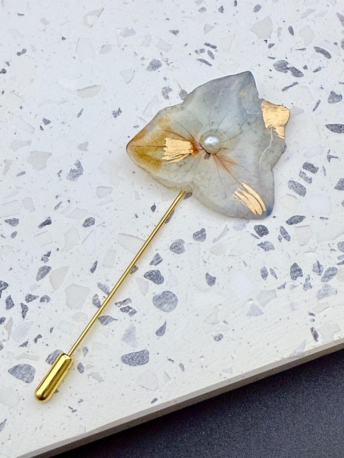 Broșă Hortensie Naturală � Accesoriu Floral Elegant - bijuterii - broșe - Artynos.ro