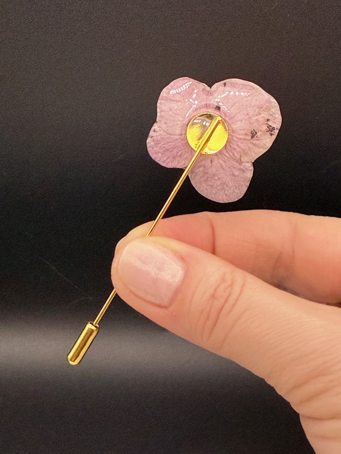 Broșă Florală din Hortensie Naturală � Eleganță și Finețe - bijuterii - broșe - Artynos.ro