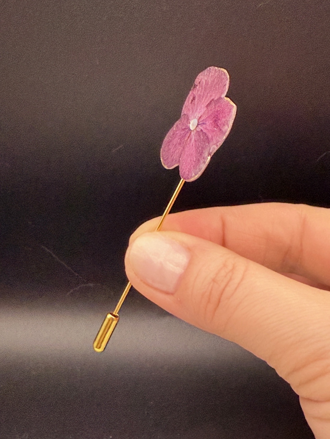 Broșă Florală din Hortensie Naturală � Eleganță și Finețe - bijuterii - broșe - Artynos.ro