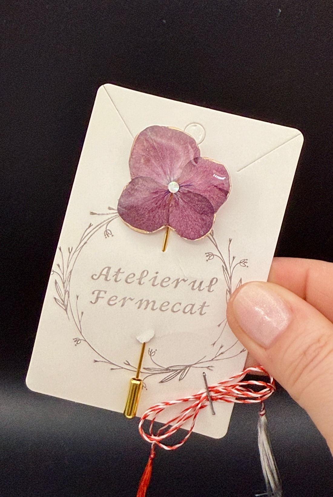 Broșă Florală din Hortensie Naturală � Eleganță și Finețe - bijuterii - broșe - Artynos.ro