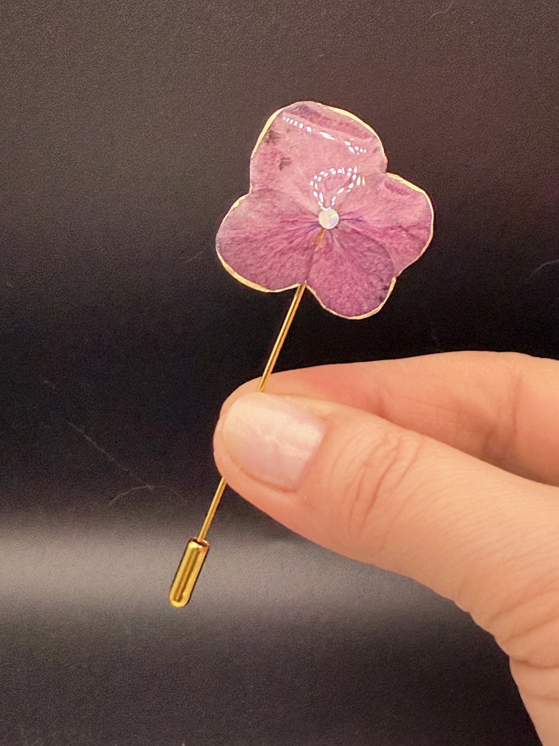 Broșă Florală din Hortensie Naturală � Eleganță și Finețe - bijuterii - broșe - Artynos.ro