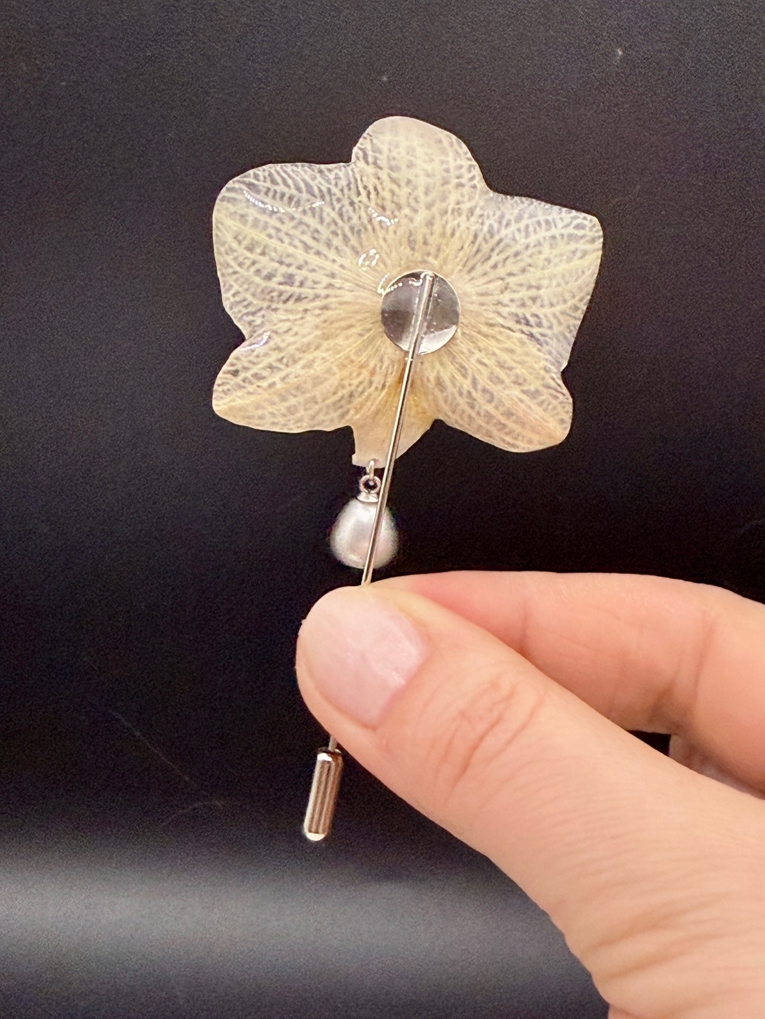 Broșă Orhidee Naturală Albă � Accesoriu Floral delicat  - bijuterii - broșe - Artynos.ro