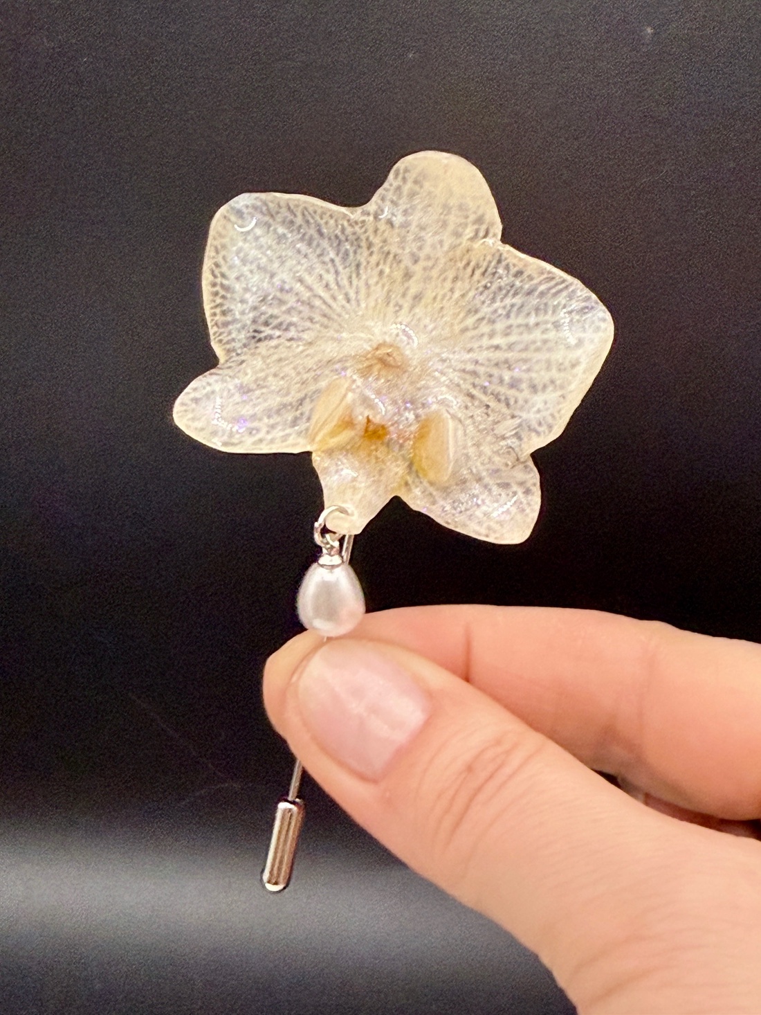 Broșă Orhidee Naturală Albă � Accesoriu Floral delicat  - bijuterii - broșe - Artynos.ro