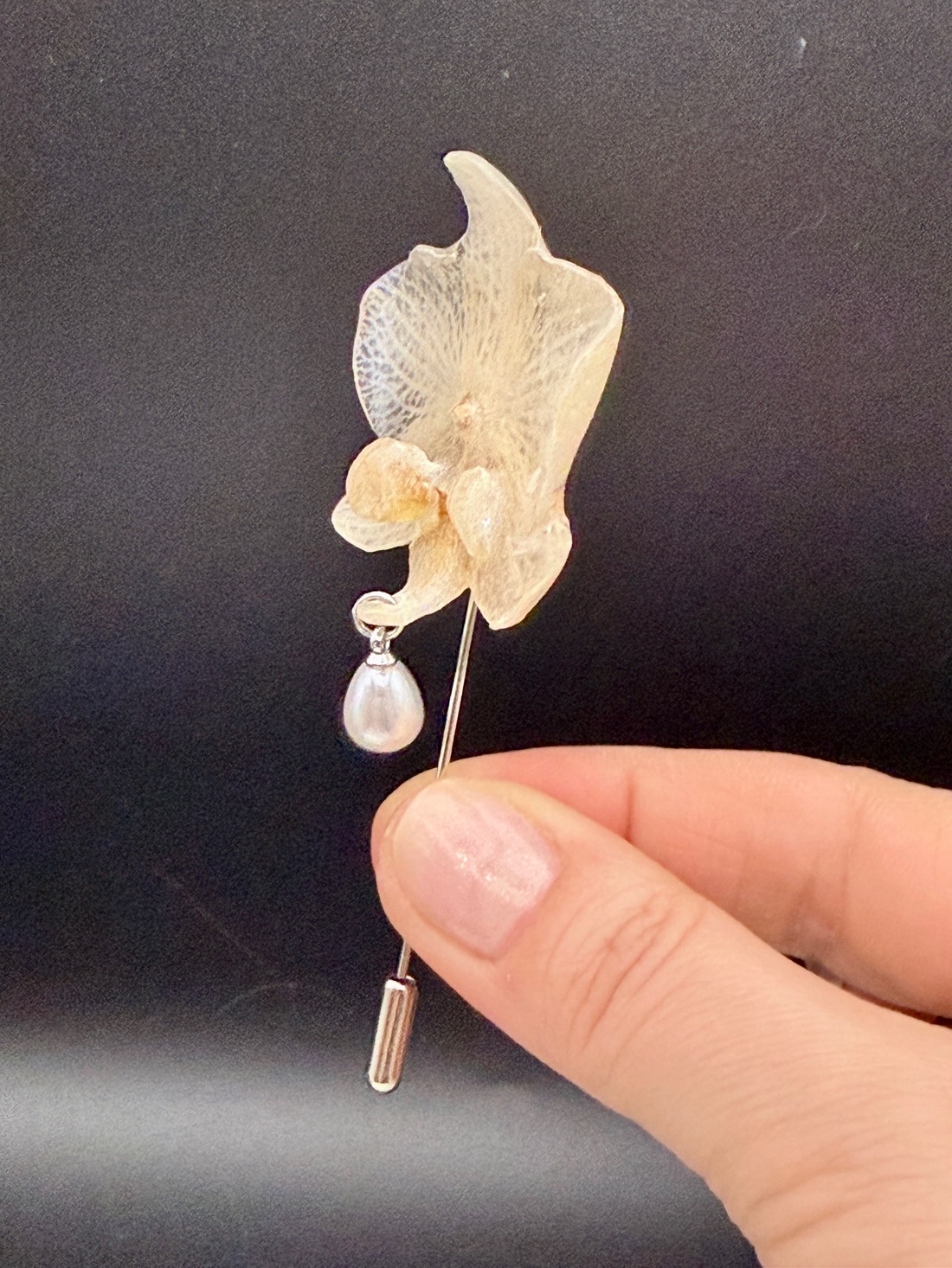 Broșă Orhidee Naturală Albă � Accesoriu Floral delicat  - bijuterii - broșe - Artynos.ro