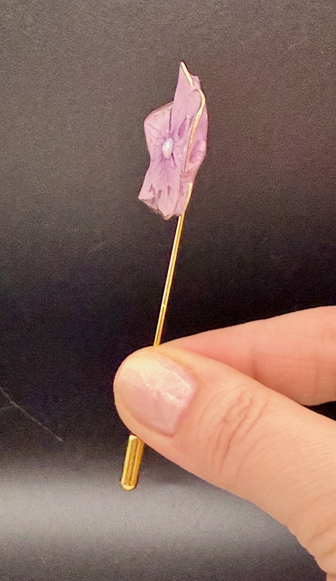 Broșă Elegantă din Hortensie Naturală � Detaliu Floral Rafinat - bijuterii - broșe - Artynos.ro