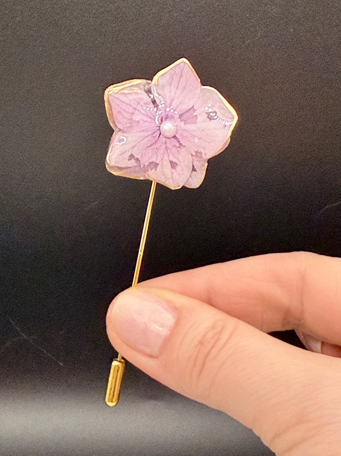 Broșă Elegantă din Hortensie Naturală � Detaliu Floral Rafinat - bijuterii - broșe - Artynos.ro