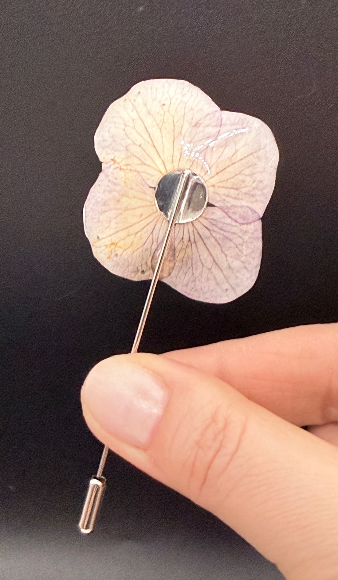 Broșă Hortensie Naturală � Bijuterie Florală cu Prindere Sigură - bijuterii - broșe - Artynos.ro