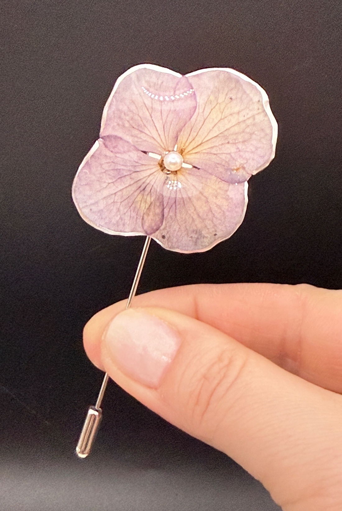 Broșă Hortensie Naturală � Bijuterie Florală cu Prindere Sigură - bijuterii - broșe - Artynos.ro