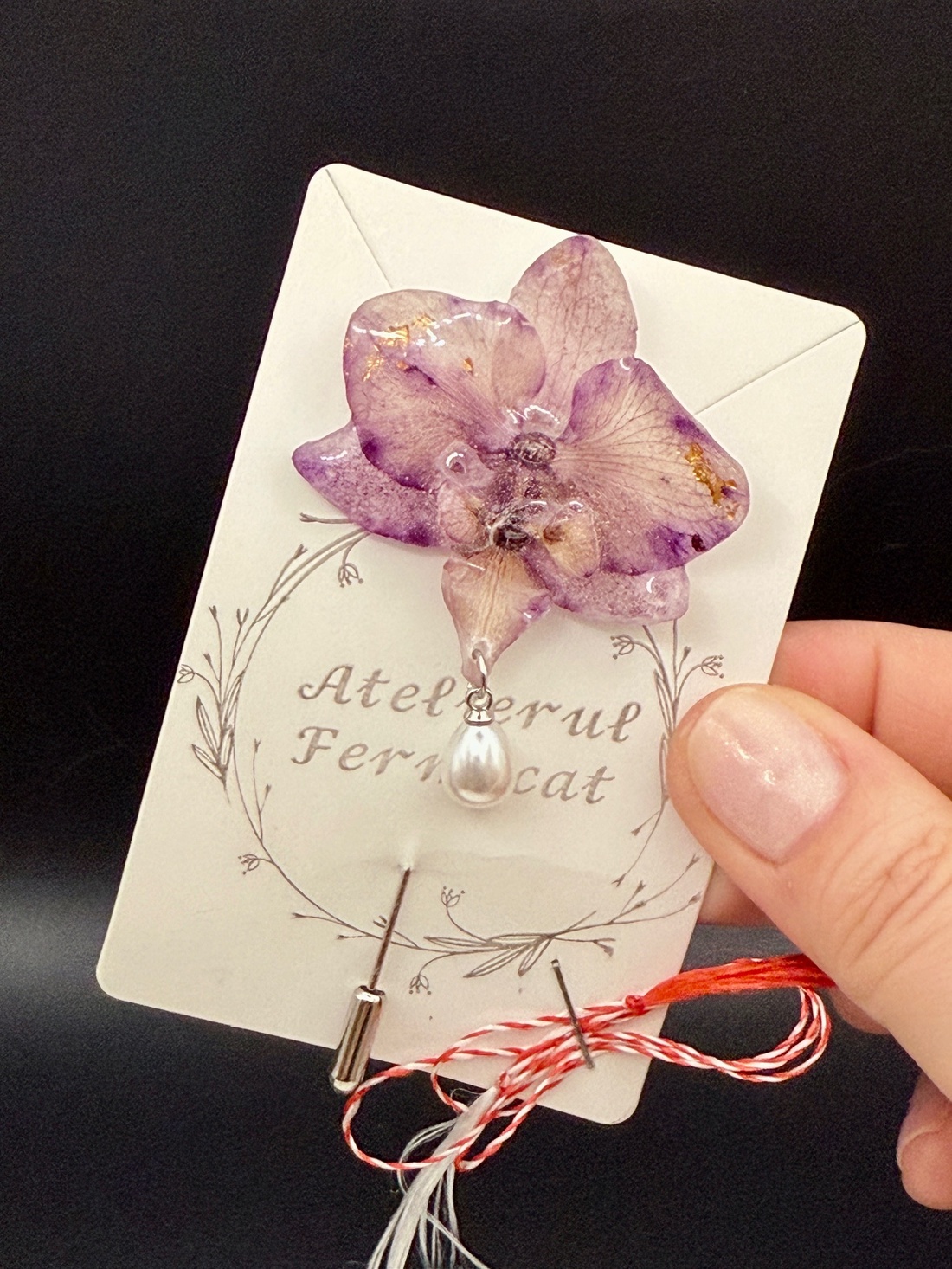  Brosă Florală din Orhidee Naturală � Accesoriu Handmade Elegant - bijuterii - broșe - Artynos.ro