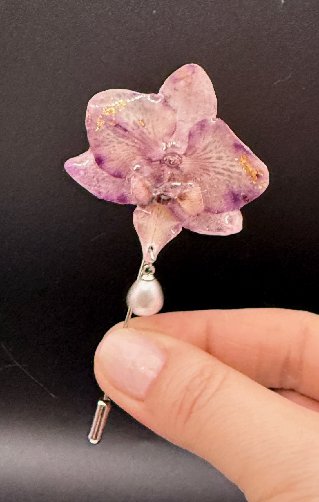  Brosă Florală din Orhidee Naturală � Accesoriu Handmade Elegant - bijuterii - broșe - Artynos.ro