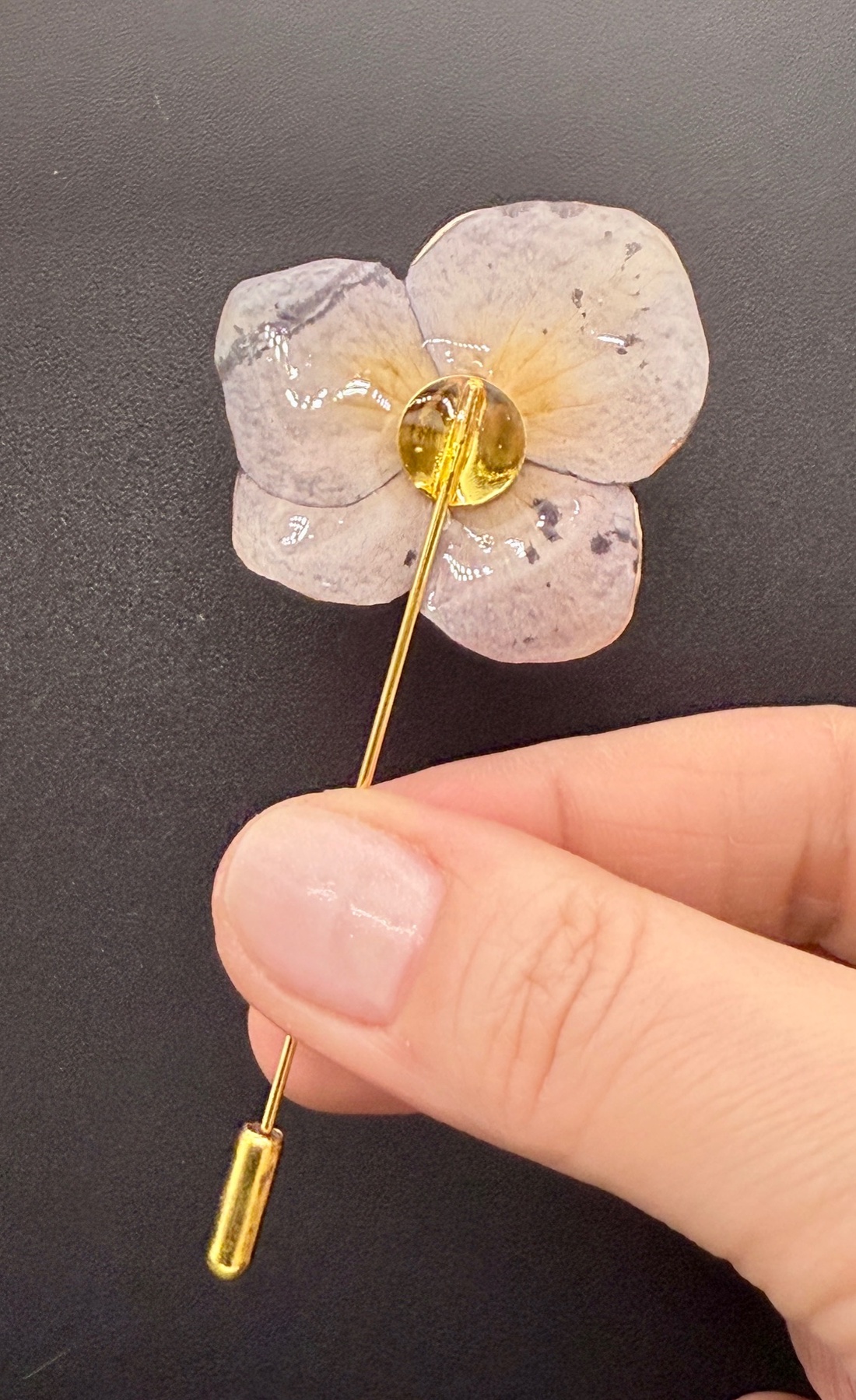 Broșă din Hortensie Naturală � Accesoriu Floral - bijuterii - broșe - Artynos.ro