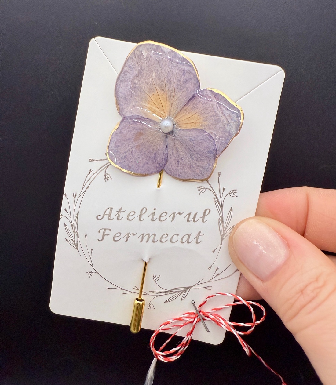 Broșă din Hortensie Naturală � Accesoriu Floral - bijuterii - broșe - Artynos.ro