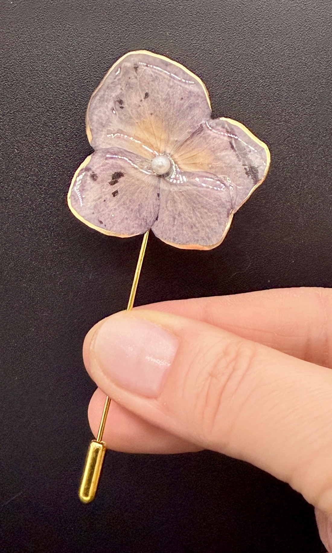 Broșă din Hortensie Naturală � Accesoriu Floral - bijuterii - broșe - Artynos.ro