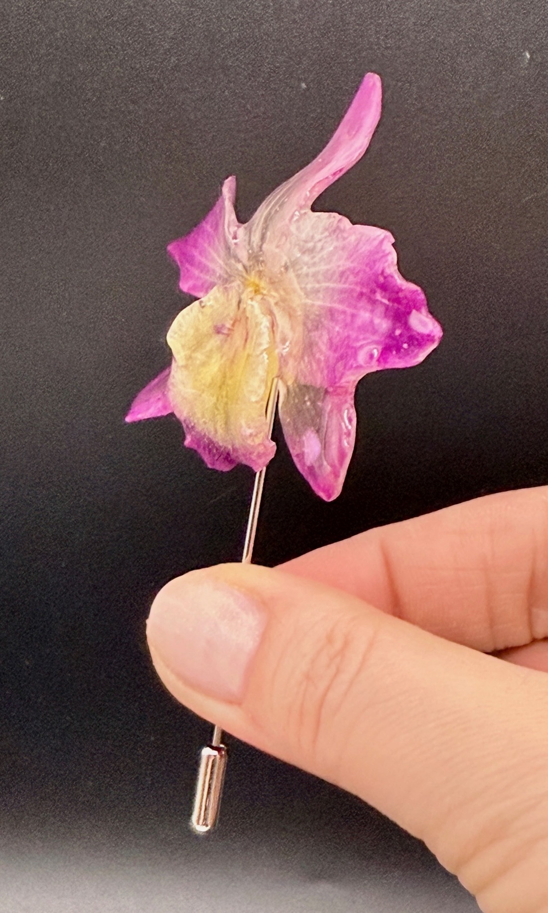 Broșă Orhidee Naturală  � Accesoriu Delicat pentru Ținute Rafinate - bijuterii - broșe - Artynos.ro