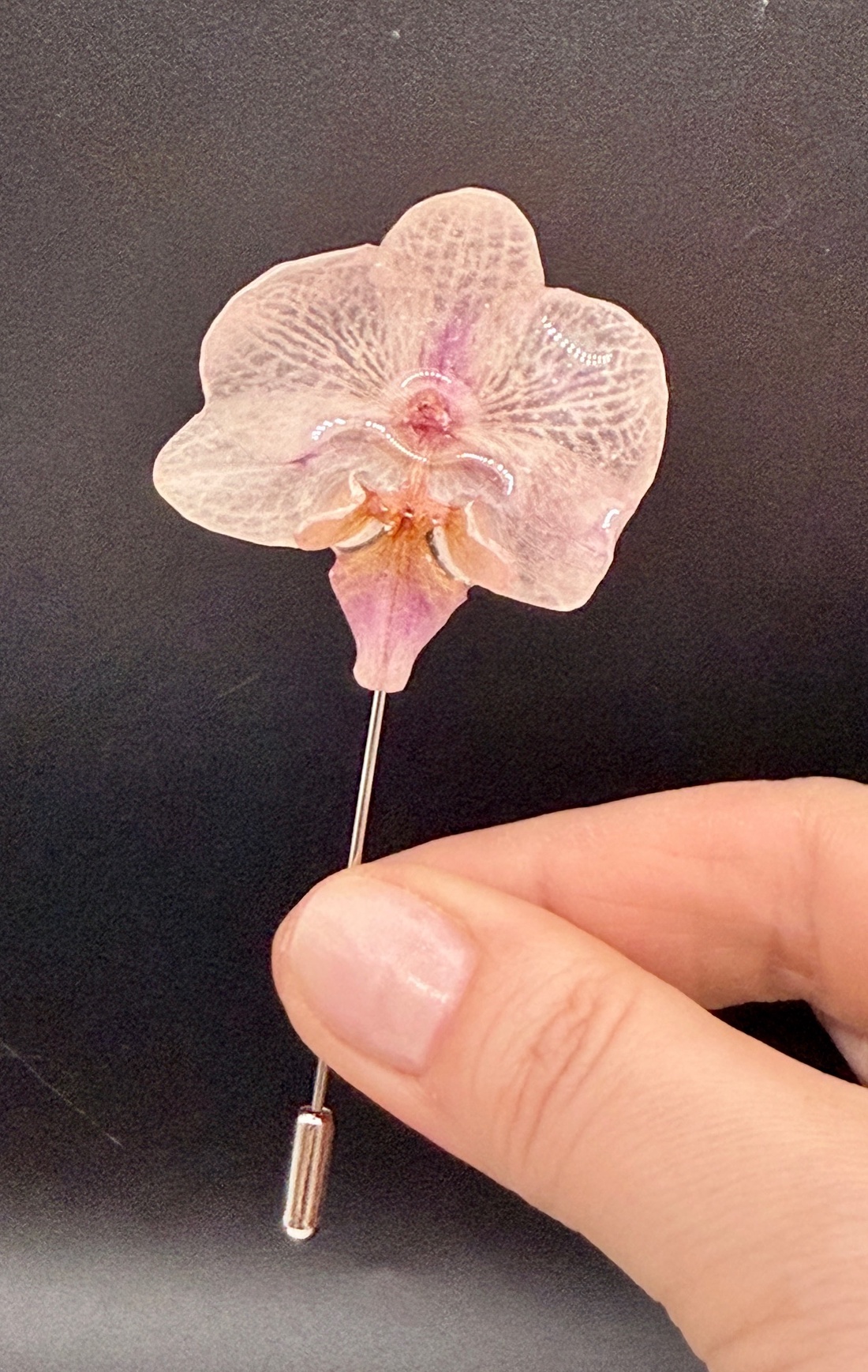 Broșă Orhidee Naturală � Accesoriu Premium cu Prindere din Oțel - bijuterii - broșe - Artynos.ro