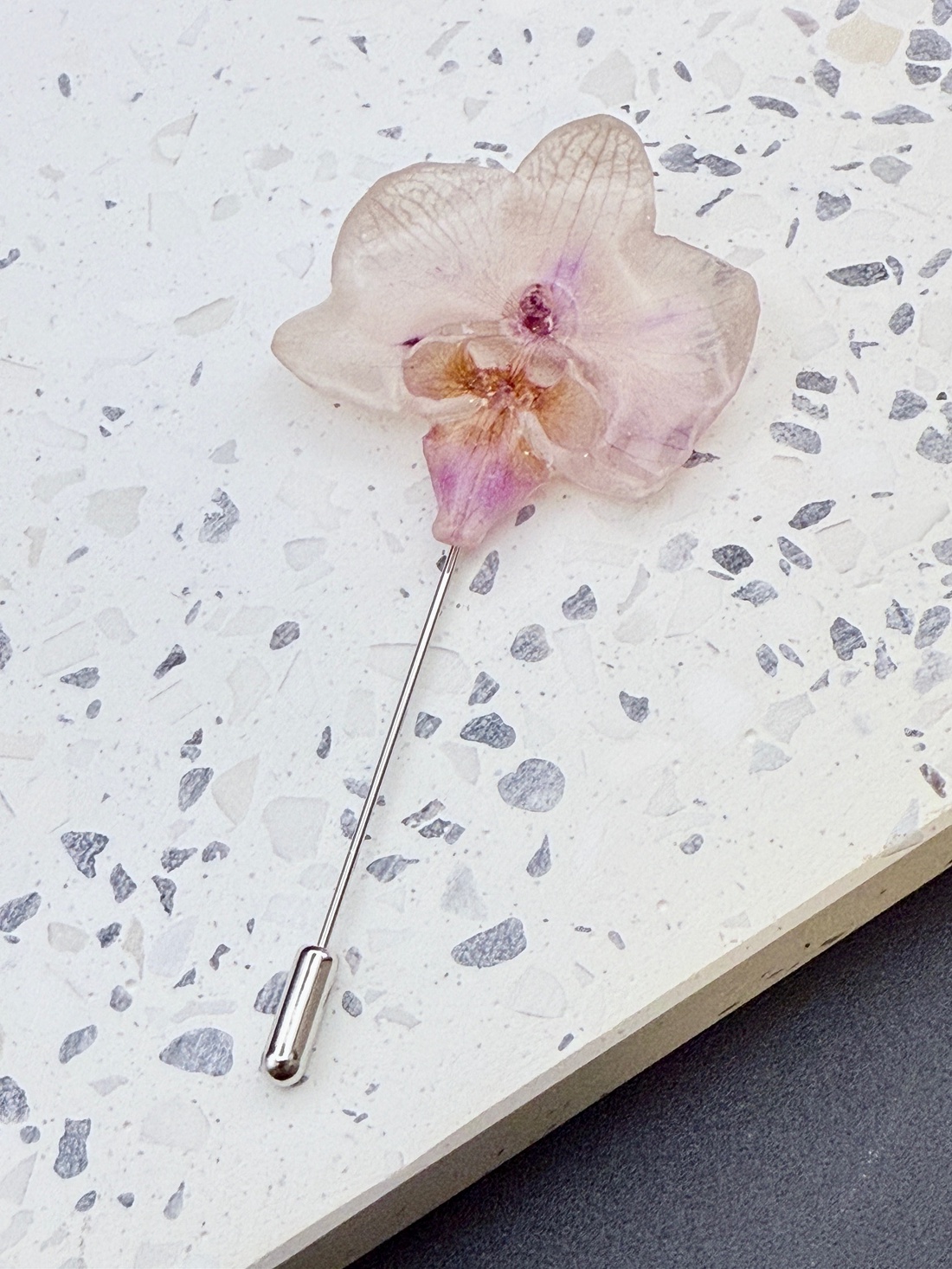 Broșă Orhidee Naturală � Accesoriu Premium cu Prindere din Oțel - bijuterii - broșe - Artynos.ro