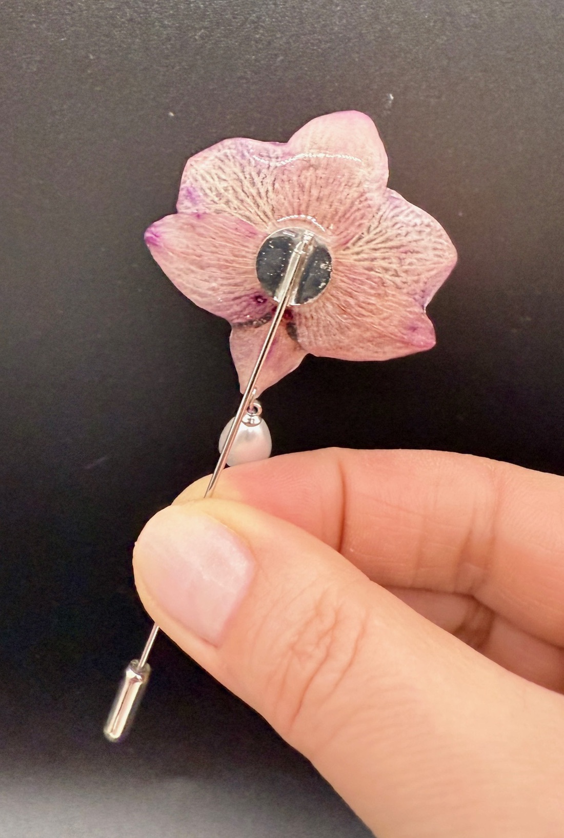 Broșă din Orhidee Naturală � Eleganță Florală Atemporală - bijuterii - broșe - Artynos.ro