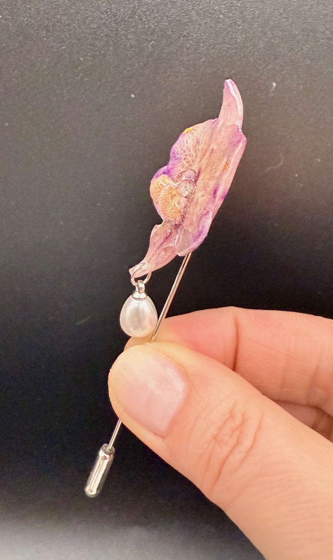 Broșă din Orhidee Naturală � Eleganță Florală Atemporală - bijuterii - broșe - Artynos.ro