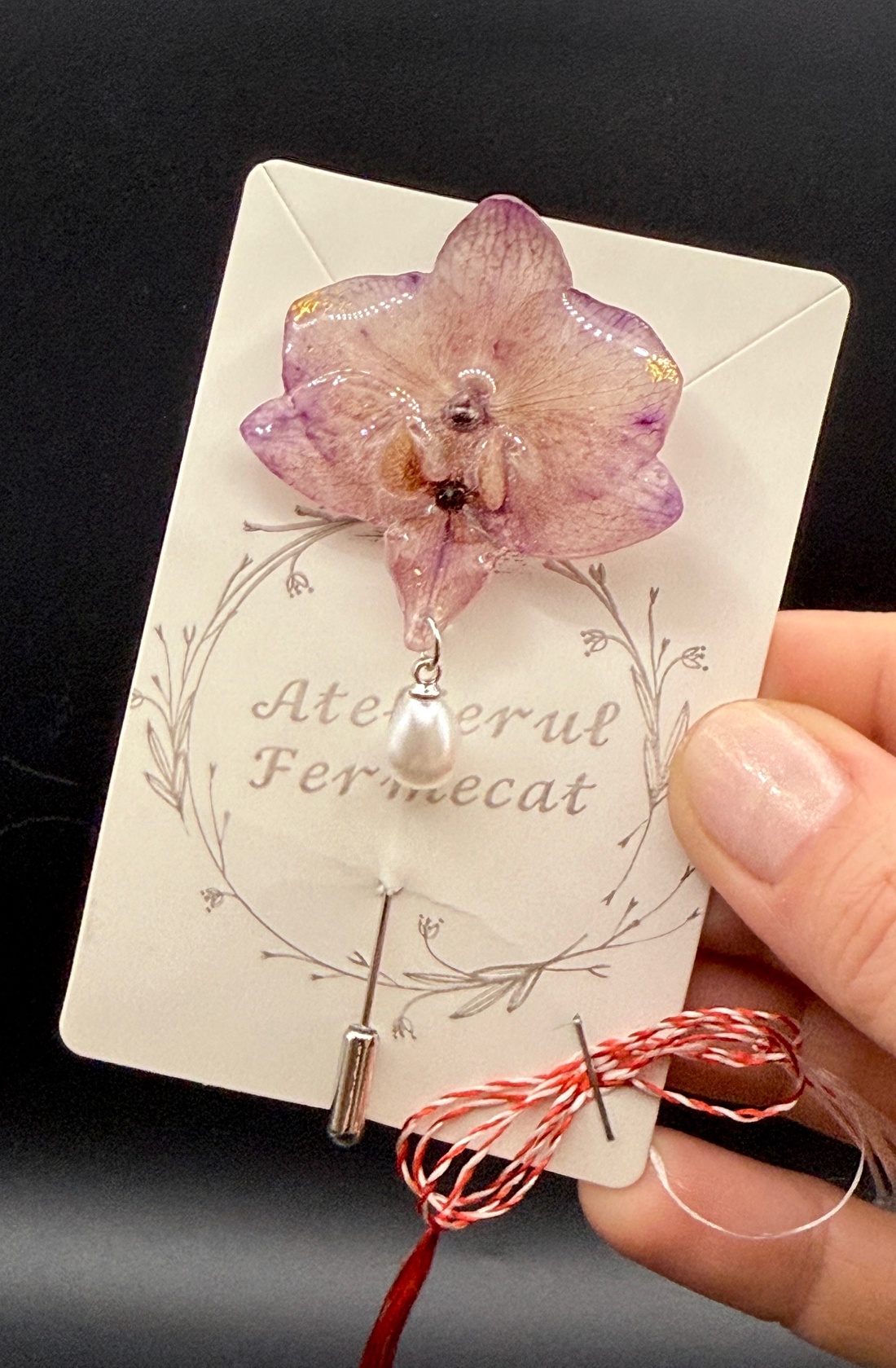 Broșă din Orhidee Naturală � Eleganță Florală Atemporală - bijuterii - broșe - Artynos.ro