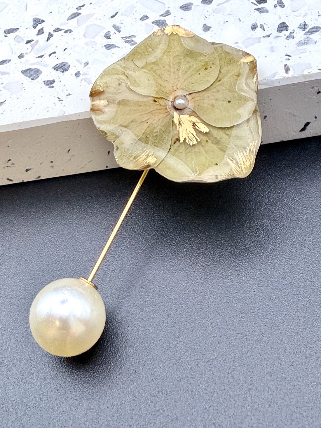 Broșă cu Hortensie verde Naturală în Rășină � Bijuterie Florală Elegantă Handmade - bijuterii - broșe - Artynos.ro