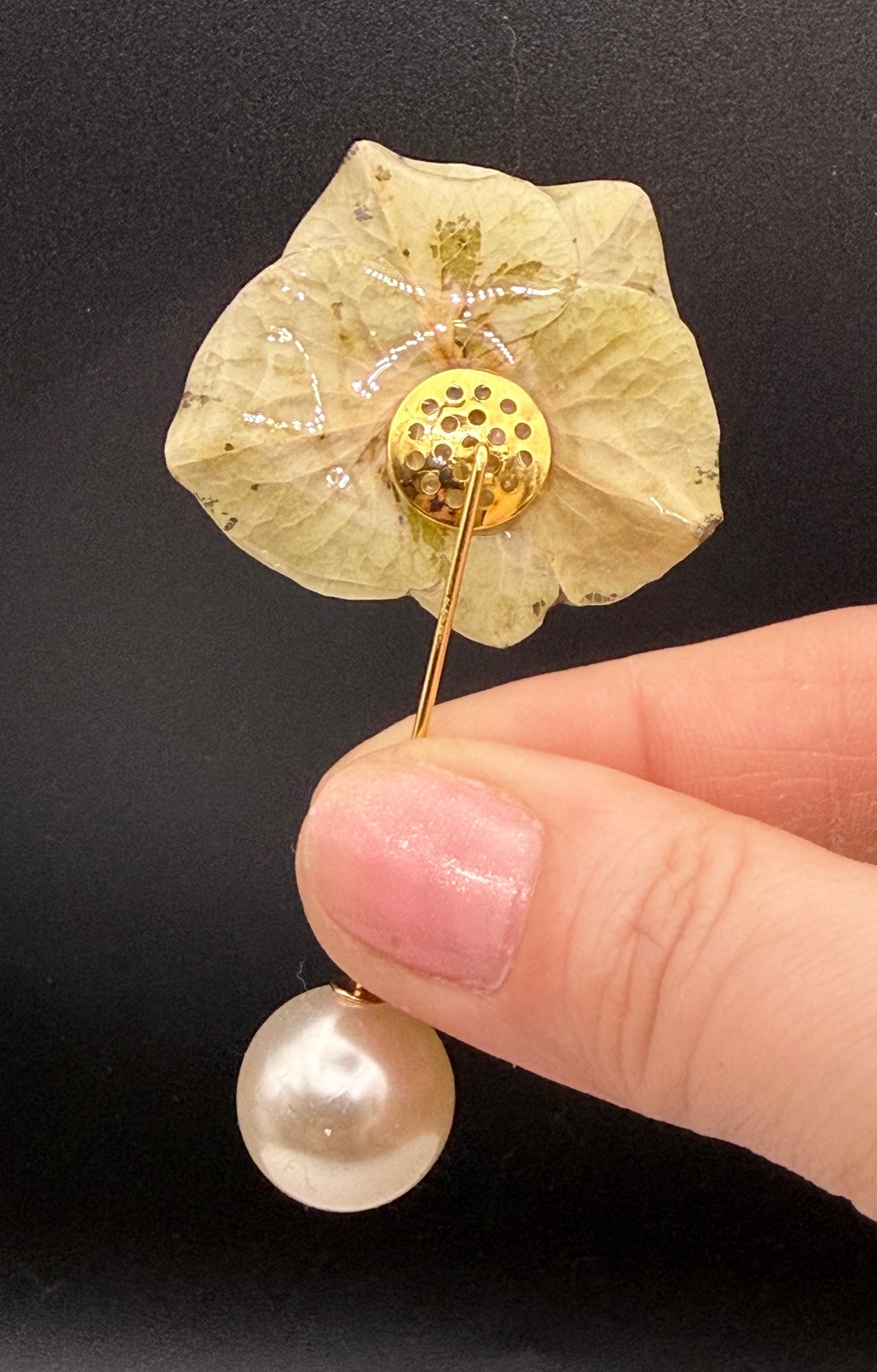 Broșă cu Hortensie verde Naturală în Rășină � Bijuterie Florală Elegantă Handmade - bijuterii - broșe - Artynos.ro