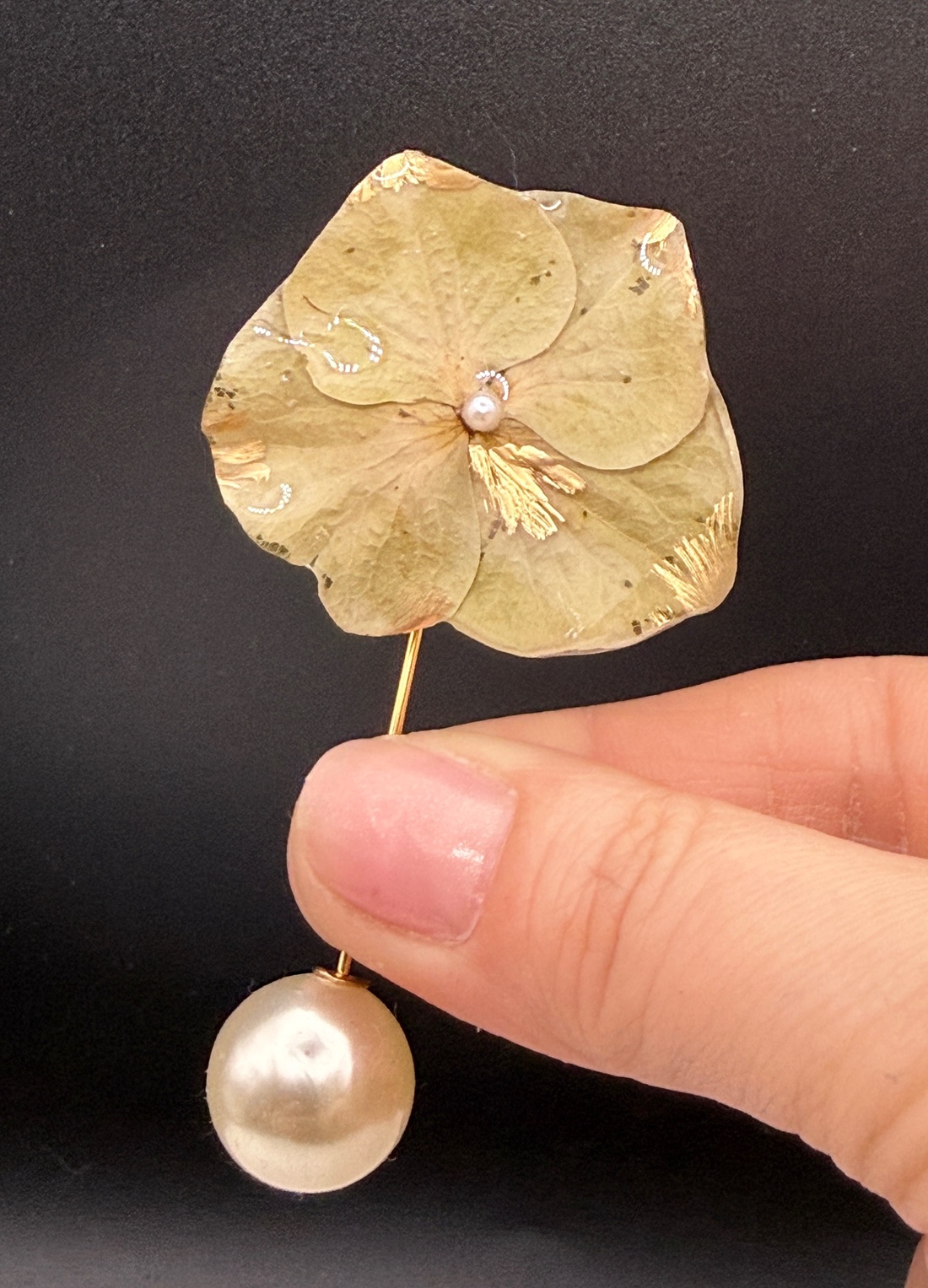 Broșă cu Hortensie verde Naturală în Rășină � Bijuterie Florală Elegantă Handmade - bijuterii - broșe - Artynos.ro