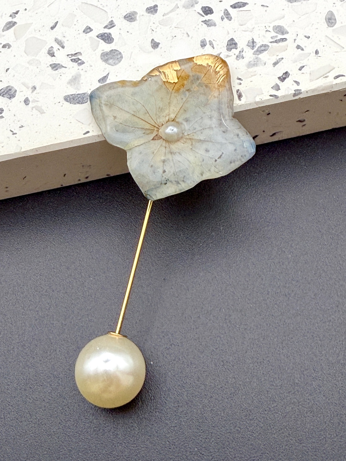 Broșă Handmade cu Hortensie Naturală albastra � Floare Conservată în Rășină - bijuterii - broșe - Artynos.ro