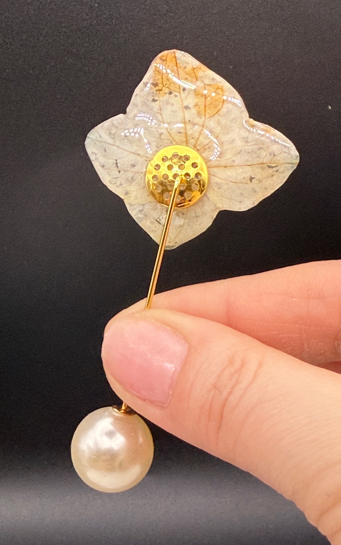 Broșă Handmade cu Hortensie Naturală albastra � Floare Conservată în Rășină - bijuterii - broșe - Artynos.ro