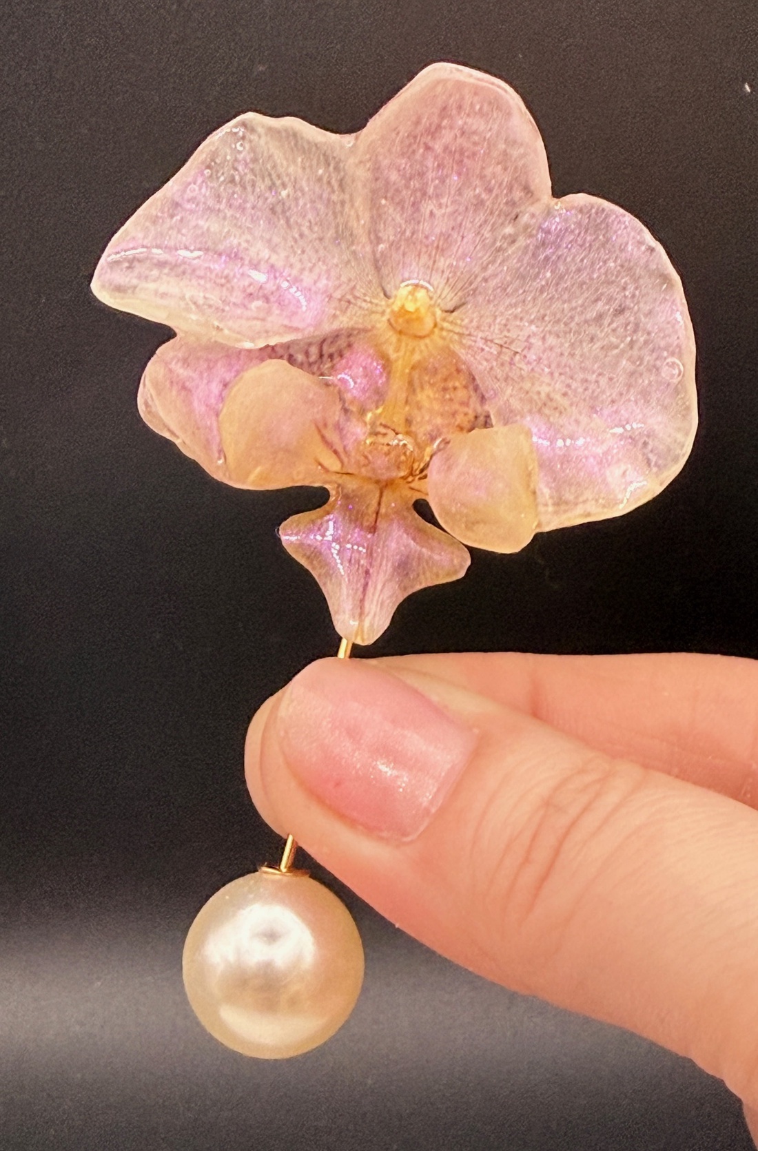 Broșă cu Floare Naturală de orhidee în Rășină � Accesoriu Floral Handmade - bijuterii - broșe - Artynos.ro