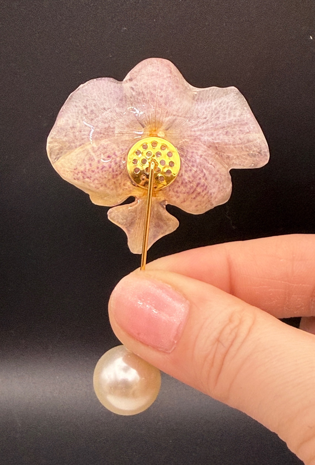 Broșă cu Floare Naturală de orhidee în Rășină � Accesoriu Floral Handmade - bijuterii - broșe - Artynos.ro