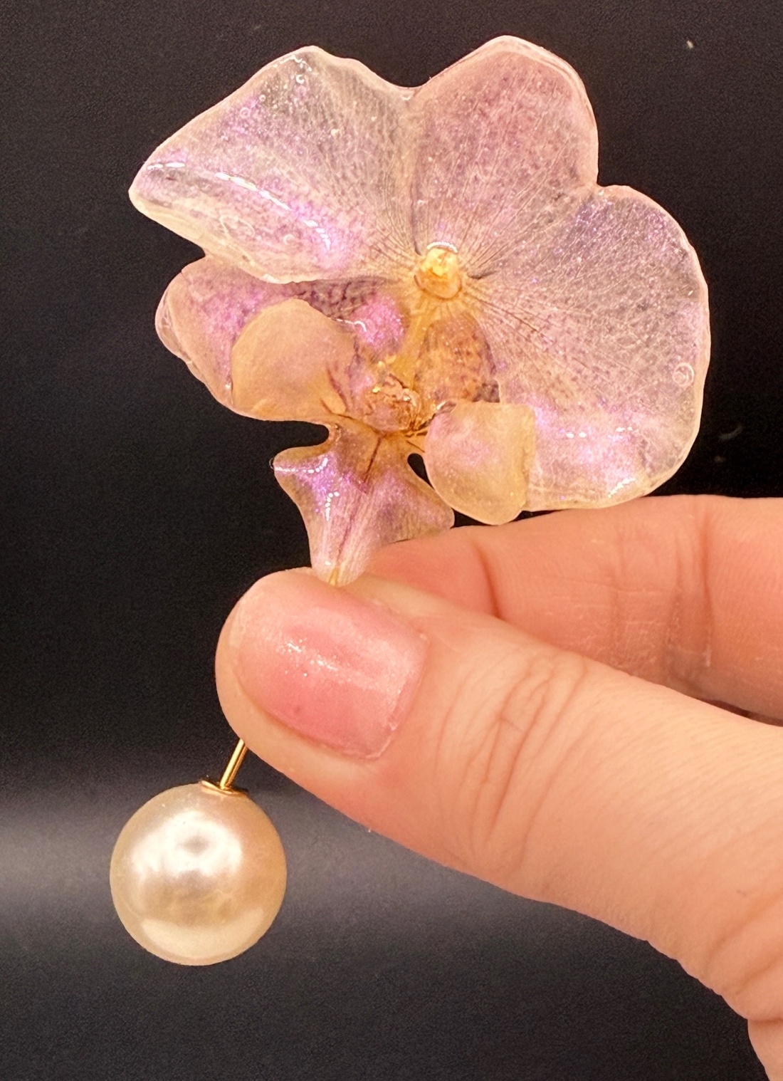 Broșă cu Floare Naturală de orhidee în Rășină � Accesoriu Floral Handmade - bijuterii - broșe - Artynos.ro