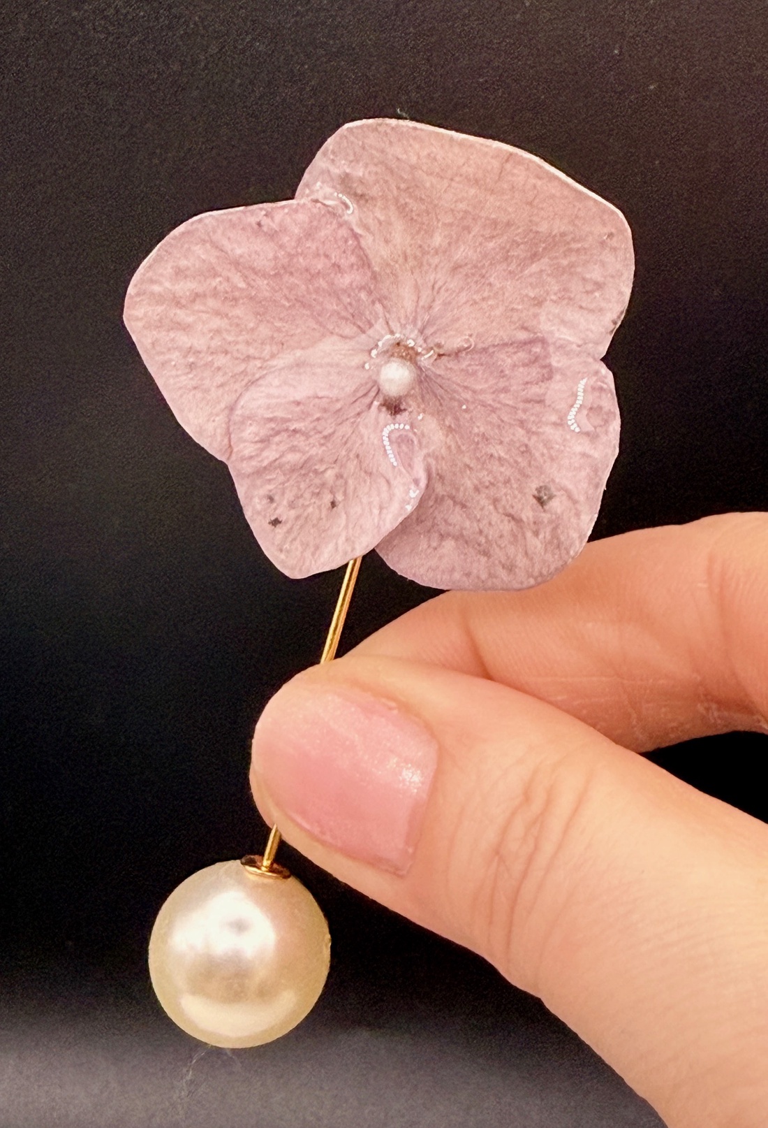 Broșă Elegantă cu Hortensie Naturală mov deschis � Bijuterie din Flori Presate în Rășină - bijuterii - broșe - Artynos.ro