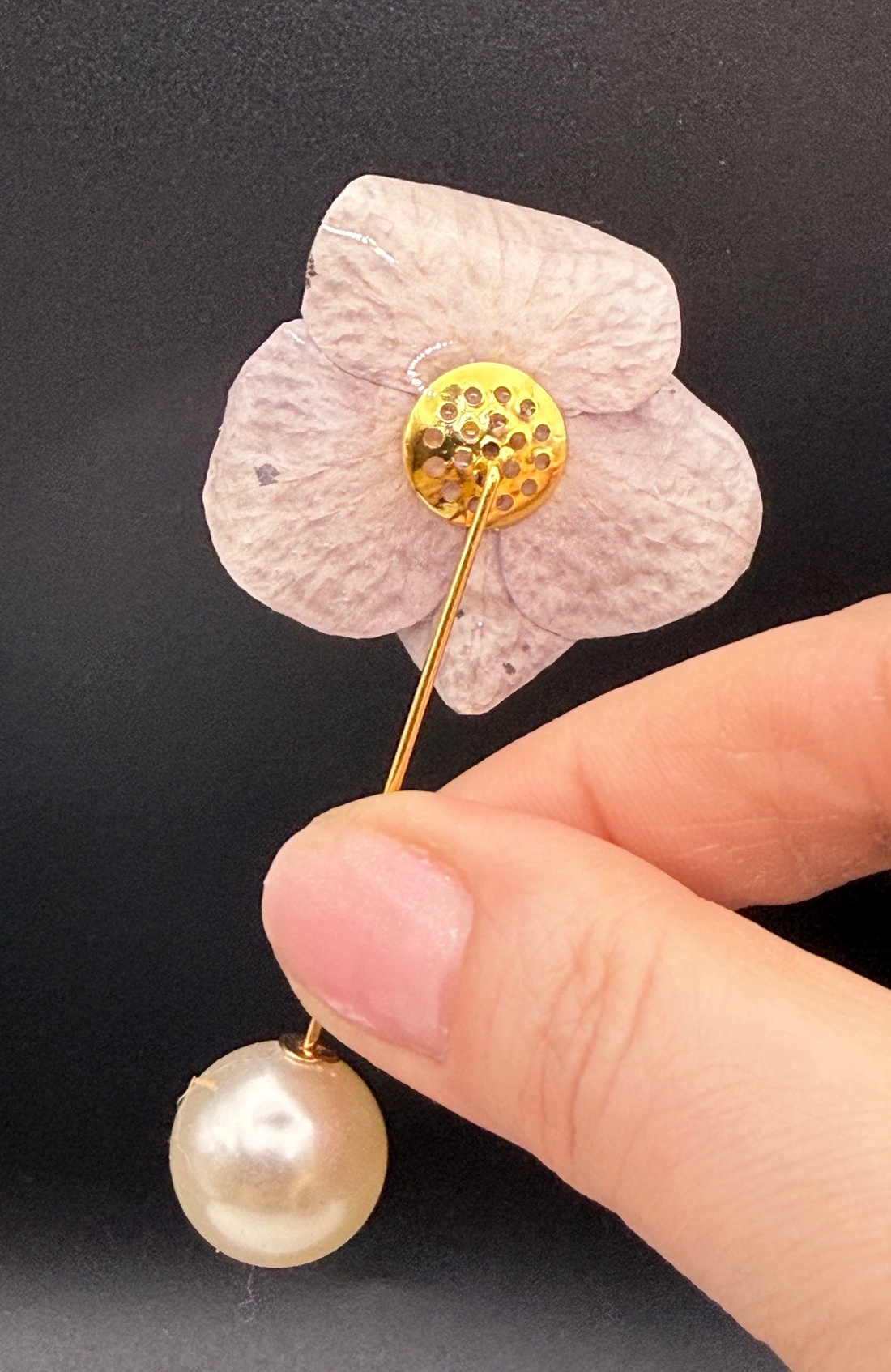 Broșă Elegantă cu Hortensie Naturală mov deschis � Bijuterie din Flori Presate în Rășină - bijuterii - broșe - Artynos.ro