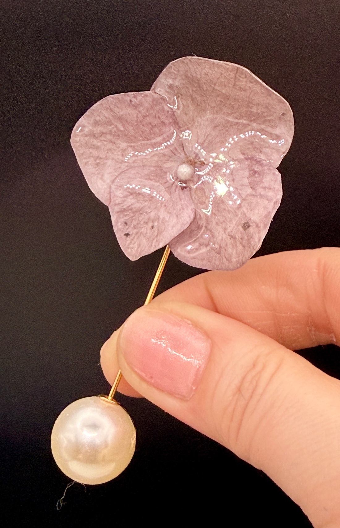 Broșă Elegantă cu Hortensie Naturală mov deschis � Bijuterie din Flori Presate în Rășină - bijuterii - broșe - Artynos.ro