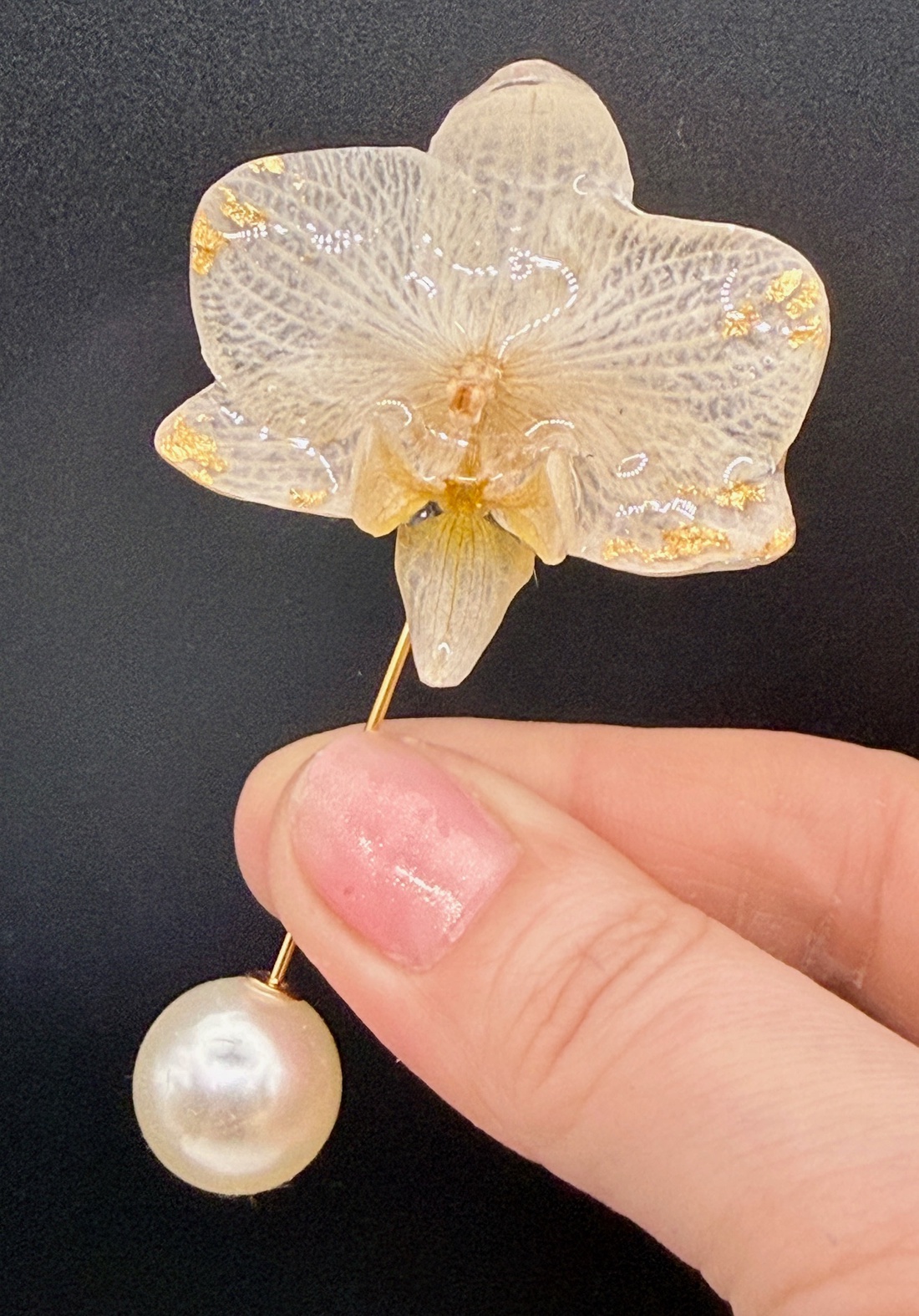 Broșă Elegantă cu Floare Naturală de orhidee � Bijuterie Artizanală din Rășină - bijuterii - broșe - Artynos.ro