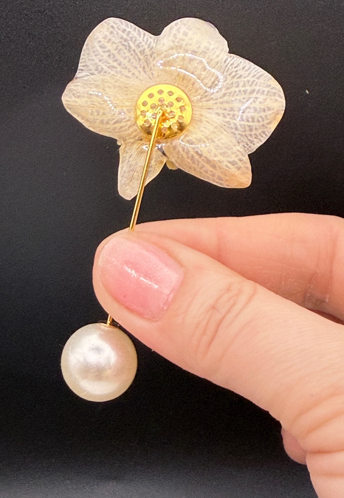 Broșă Elegantă cu Floare Naturală de orhidee � Bijuterie Artizanală din Rășină - bijuterii - broșe - Artynos.ro