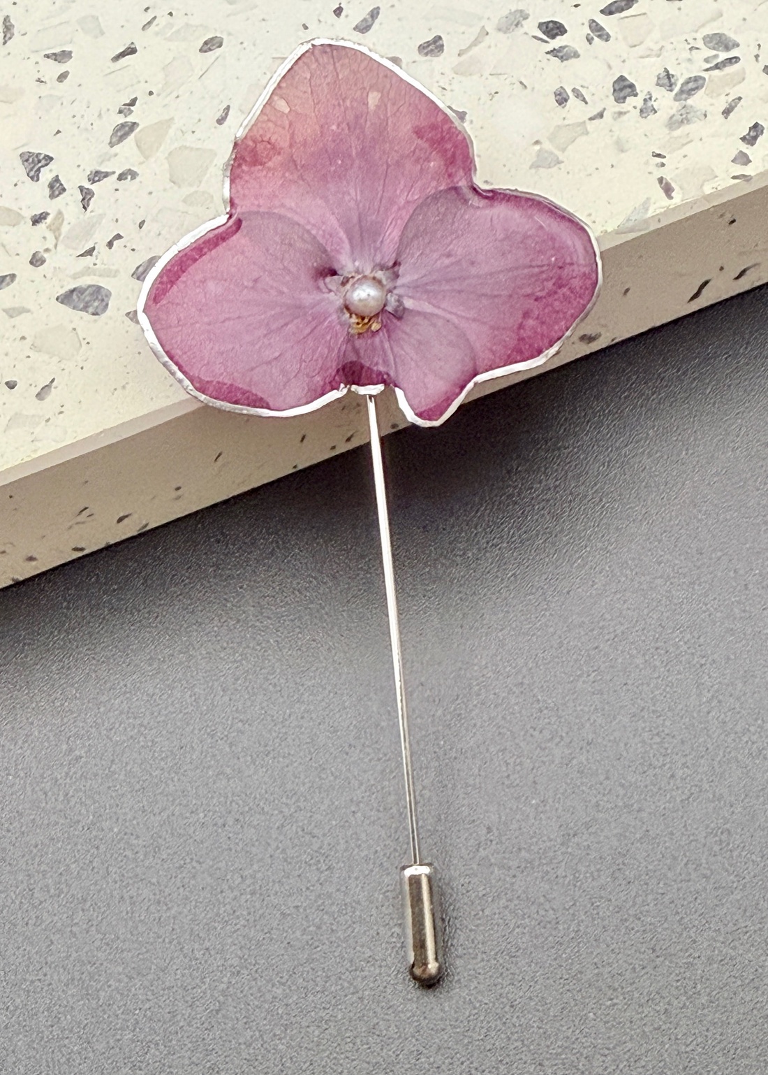 Broșă Elegantă cu Hortensie Naturală violet � Bijuterie din Flori Presate în Rășină - bijuterii - broșe - Artynos.ro