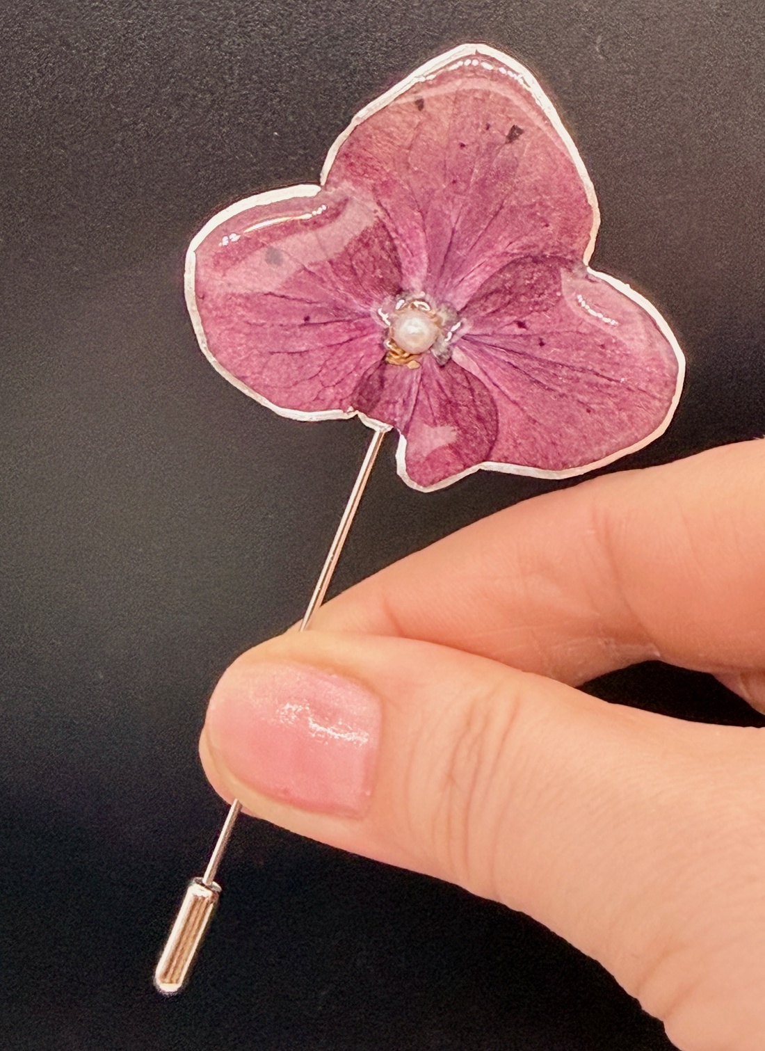 Broșă Elegantă cu Hortensie Naturală violet � Bijuterie din Flori Presate în Rășină - bijuterii - broșe - Artynos.ro