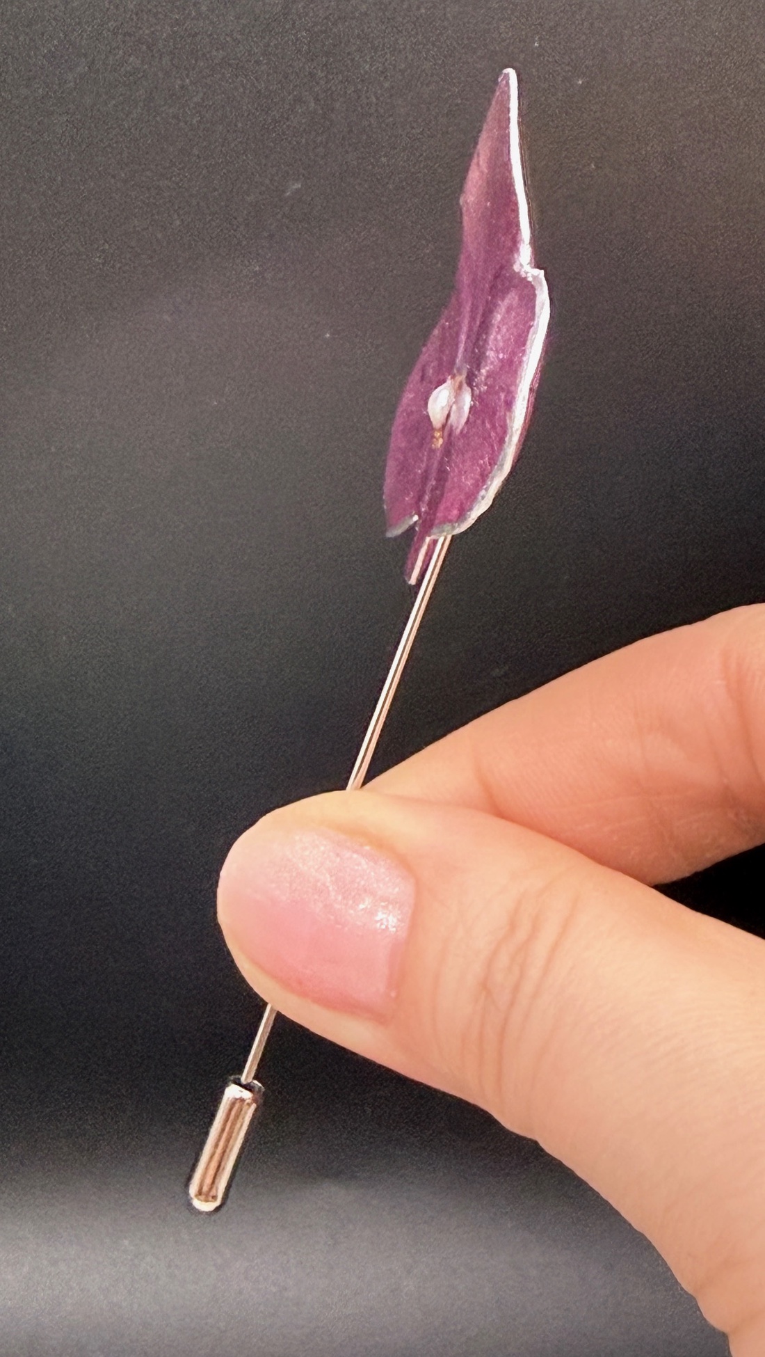 Broșă Elegantă cu Hortensie Naturală violet � Bijuterie din Flori Presate în Rășină - bijuterii - broșe - Artynos.ro