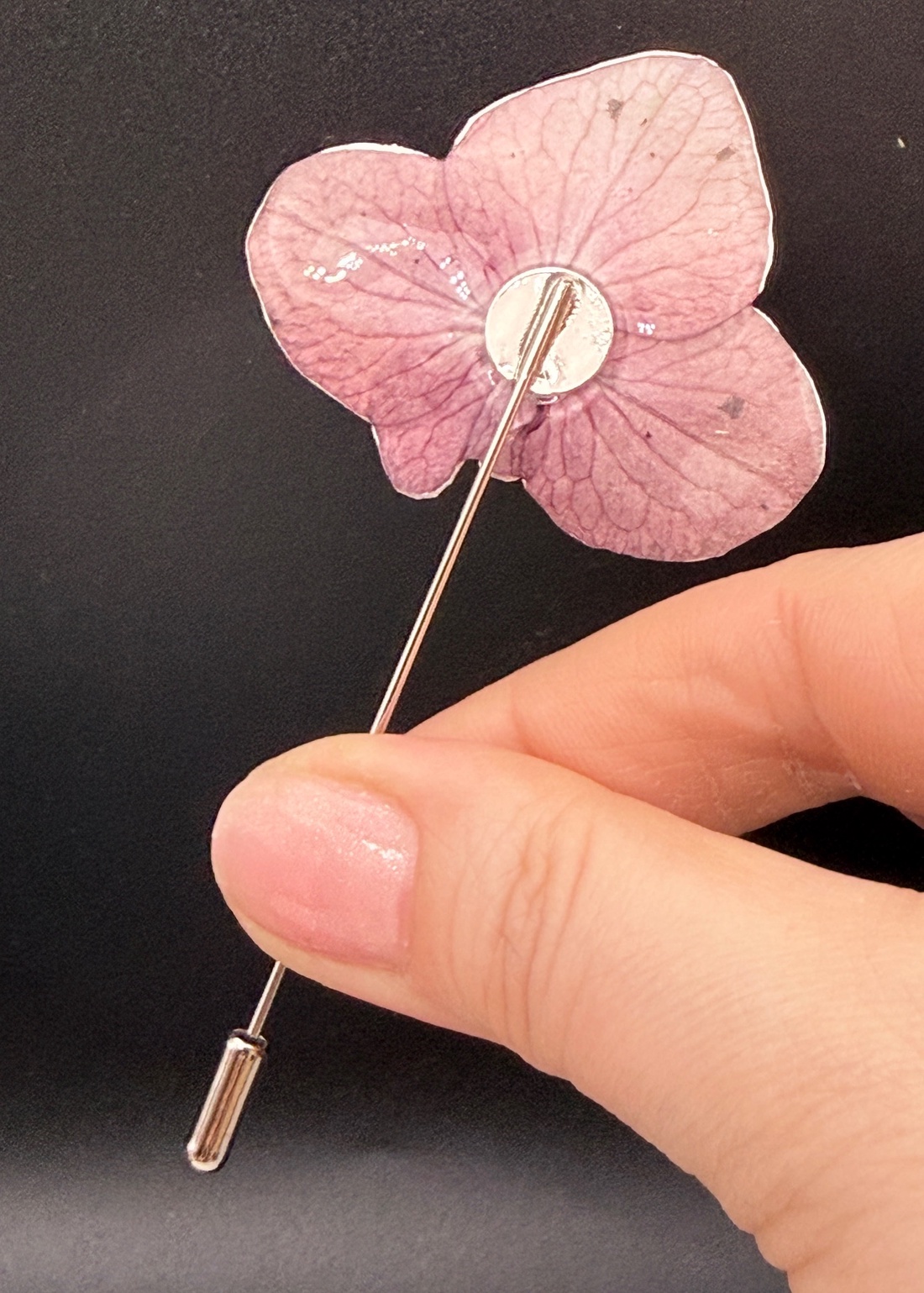 Broșă Elegantă cu Hortensie Naturală violet � Bijuterie din Flori Presate în Rășină - bijuterii - broșe - Artynos.ro