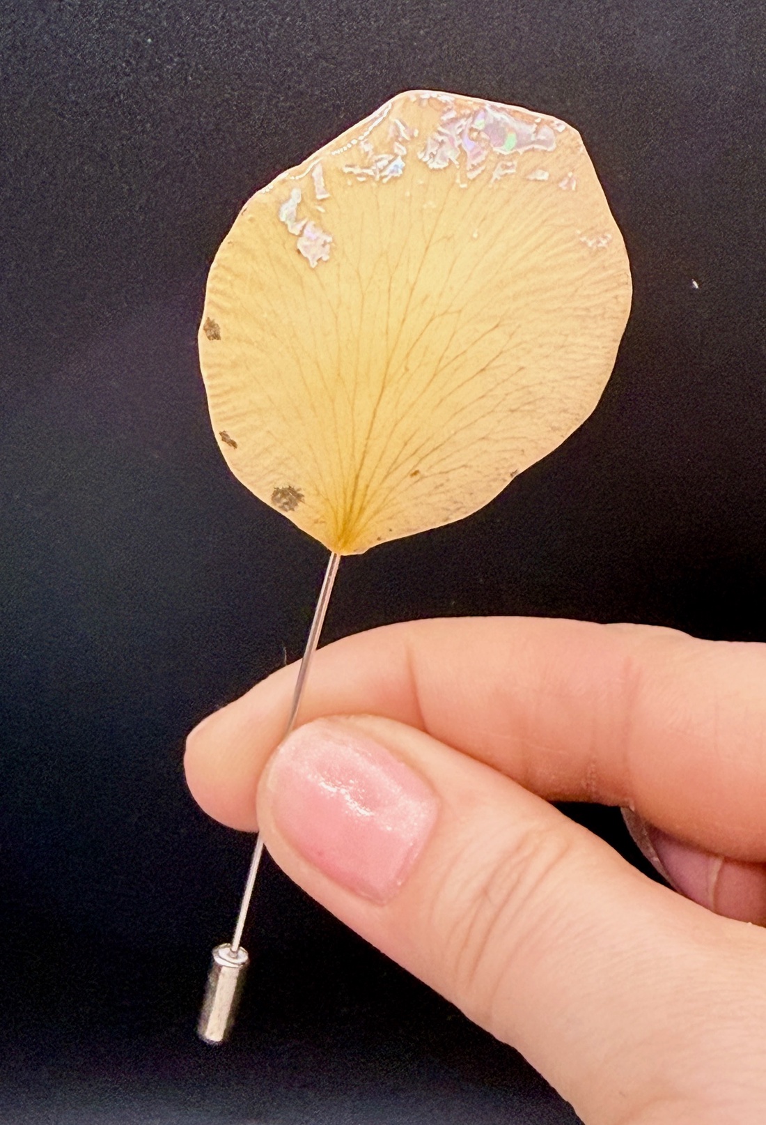 Broșă Handmade cu Petală de Trandafir galben � Floare Naturală în Rășină - bijuterii - broșe - Artynos.ro