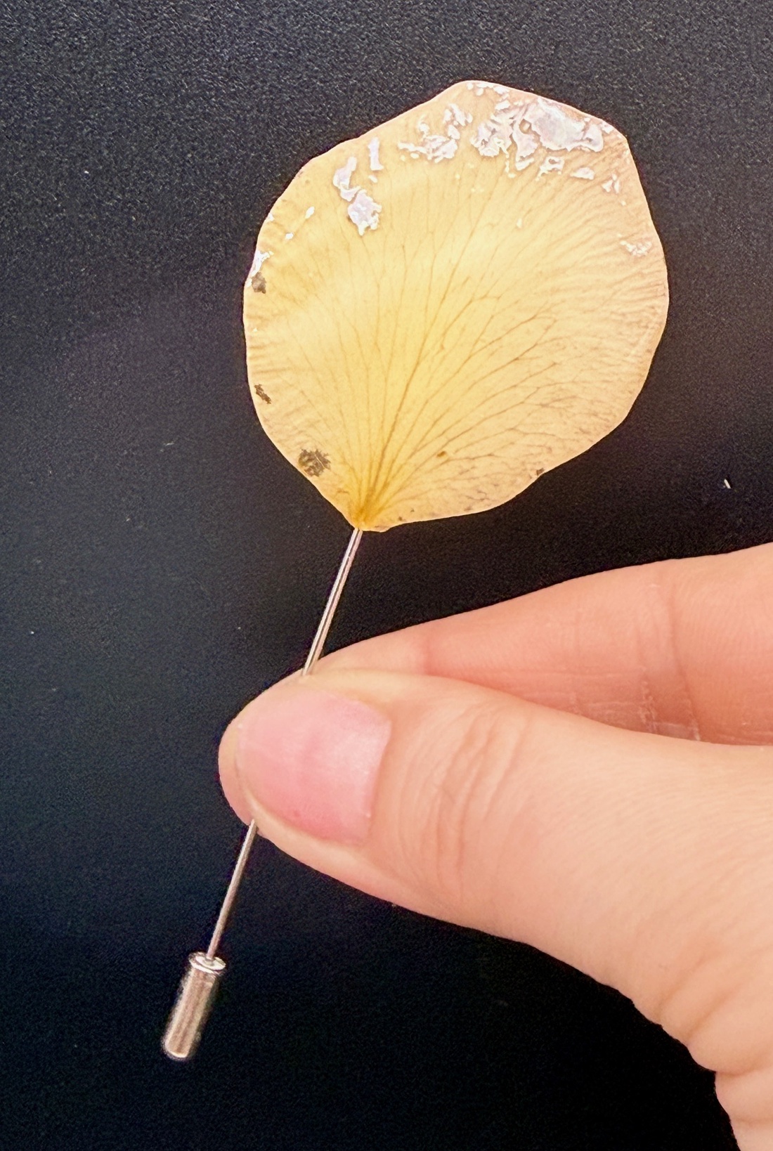 Broșă Handmade cu Petală de Trandafir galben � Floare Naturală în Rășină - bijuterii - broșe - Artynos.ro